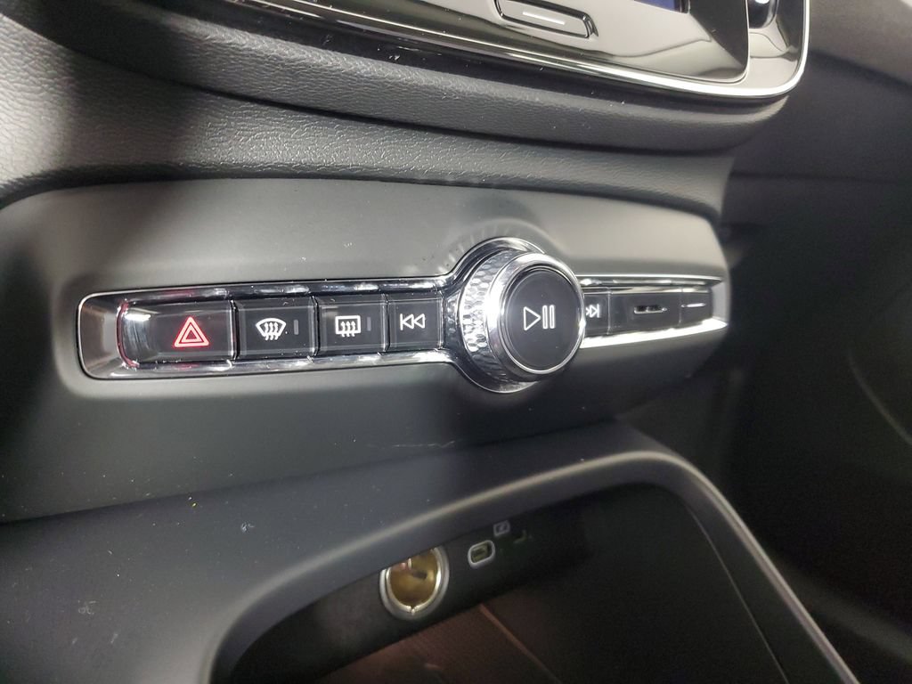 Certified 2026 Volvo XC40 B5 Core w/ Climate Package AWD/4WD image 32