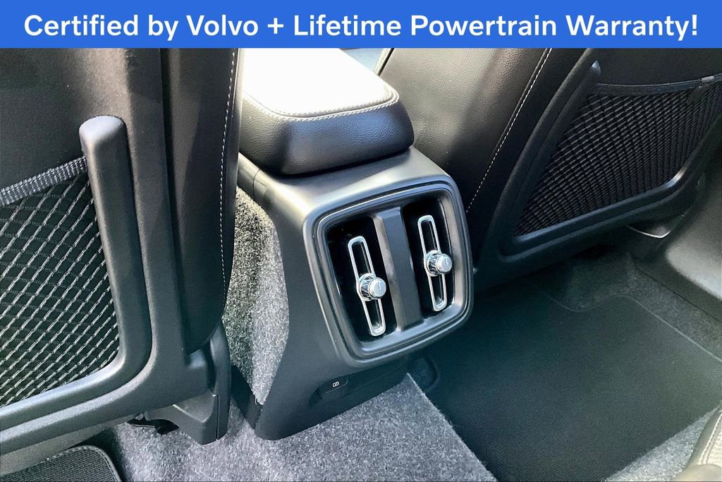 Used 2025 Volvo XC40 B5 Plus image 31