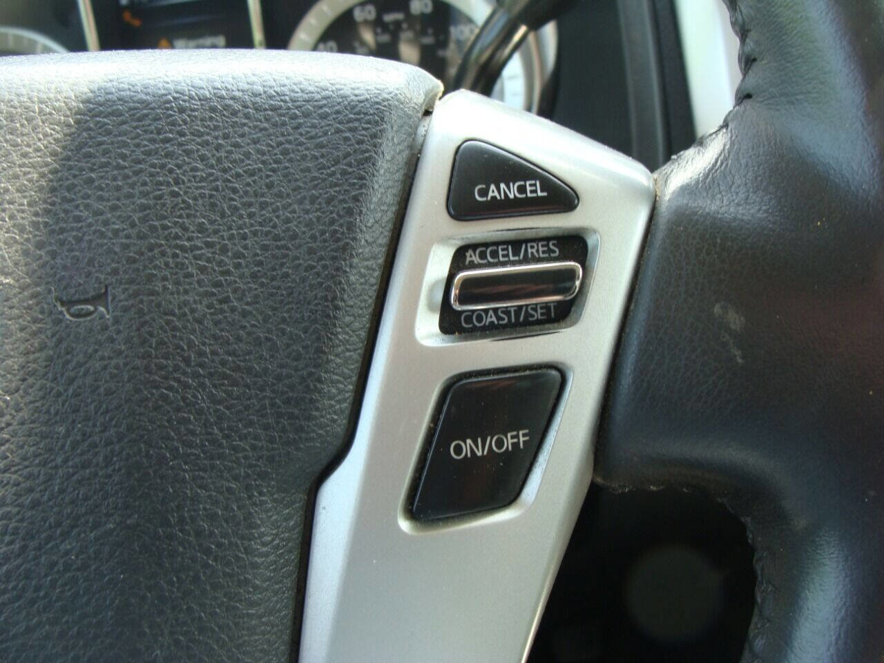 Used 2018 Nissan Titan SV w/ SV Convenience Package image 10