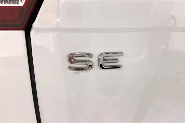 Used 2024 Volkswagen Tiguan SE w/ Panoramic Sunroof Package FWD image 8
