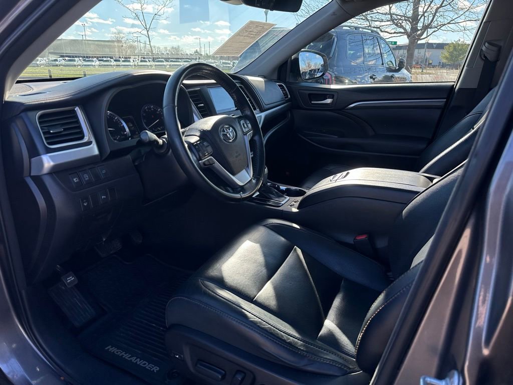 Used 2017 Toyota Highlander Limited image 12