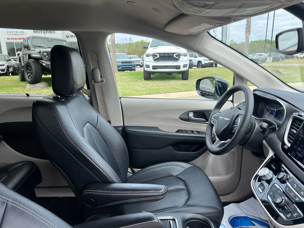 Used 2024 Chrysler Pacifica Touring-L image 12