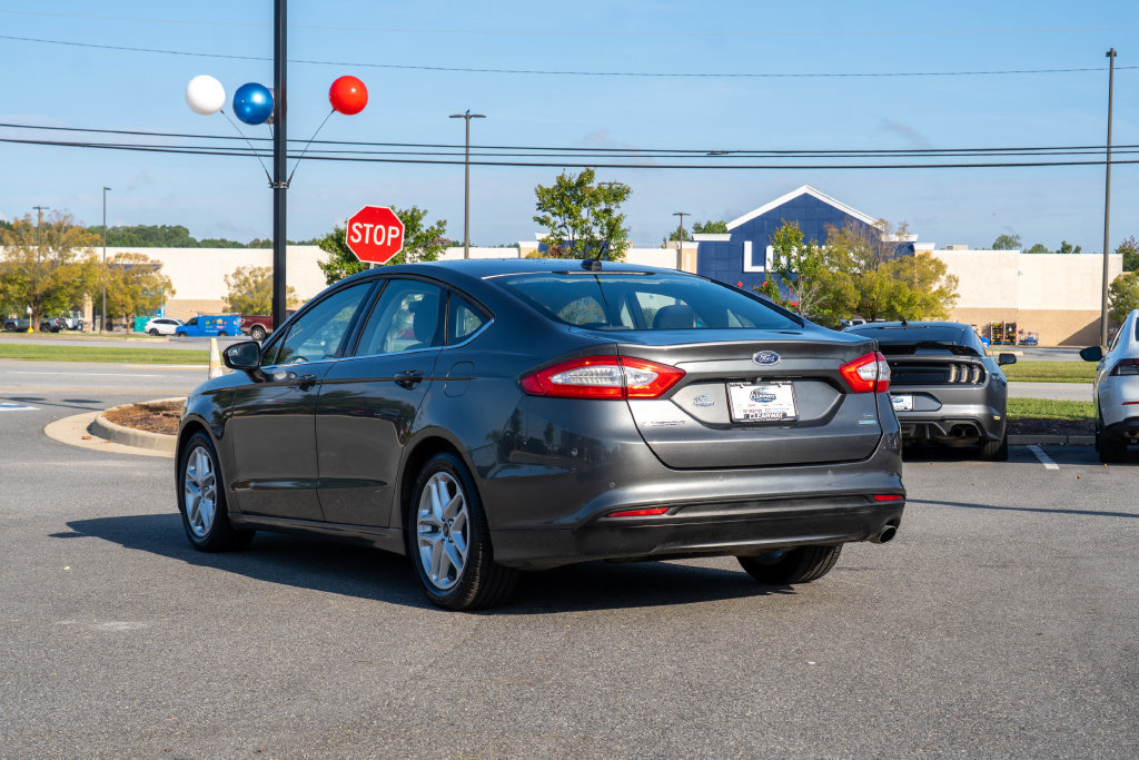 Used 2016 Ford Fusion SE FWD image 5