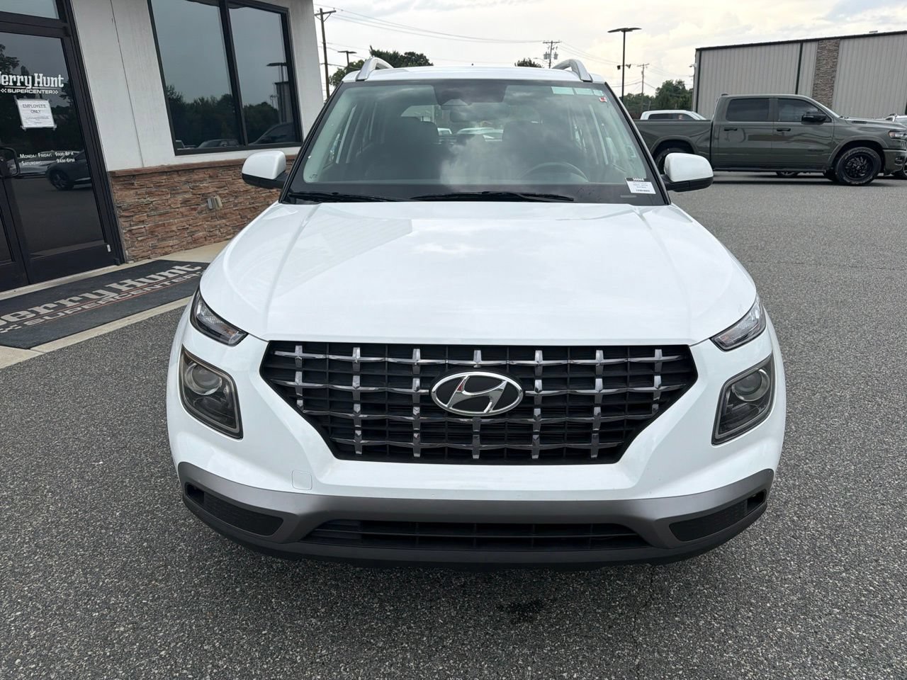 Used 2025 Hyundai Venue SEL FWD image 12