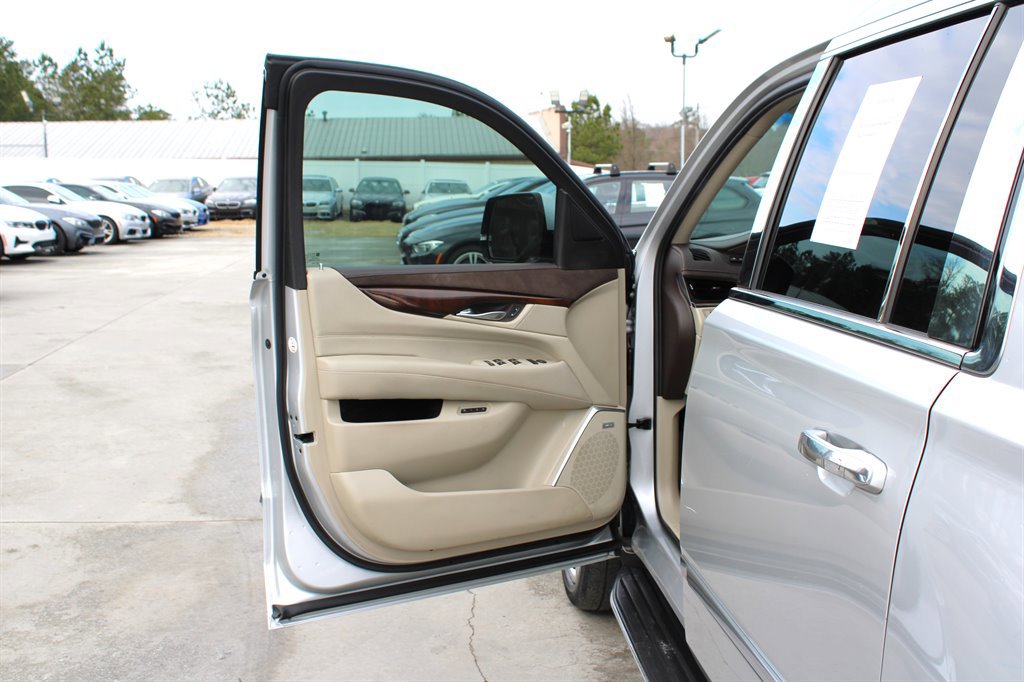 Used 2017 Cadillac Escalade ESV Luxury image 33