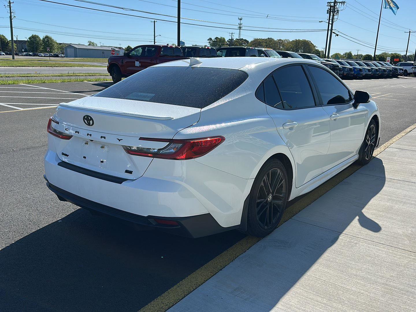 Used 2025 Toyota Camry SE w/ Convenience Package FWD image 5
