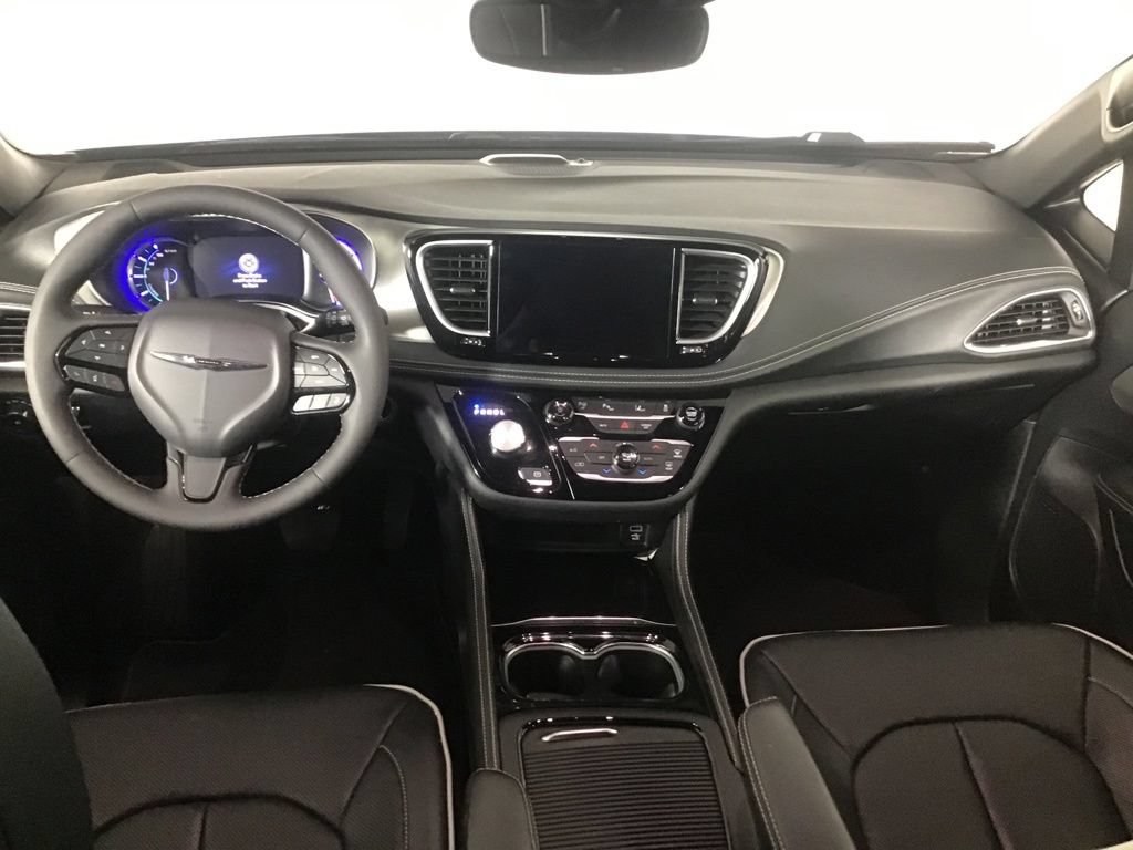 Used 2023 Chrysler Pacifica Limited w/ Uconnect Theater Family Group FWD image 25