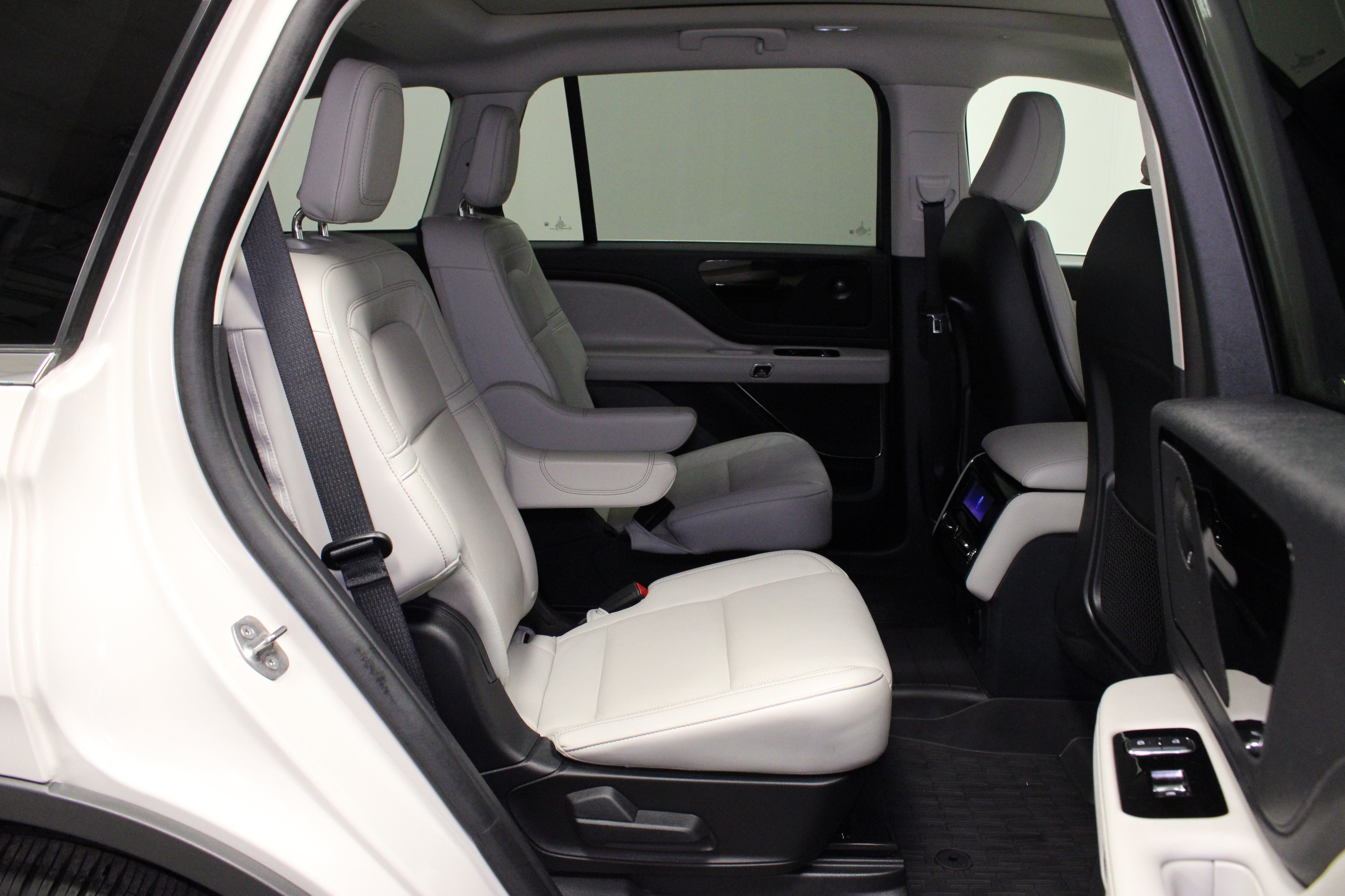 Used 2025 Lincoln Aviator Reserve w/ Illumination Package RWD image 16