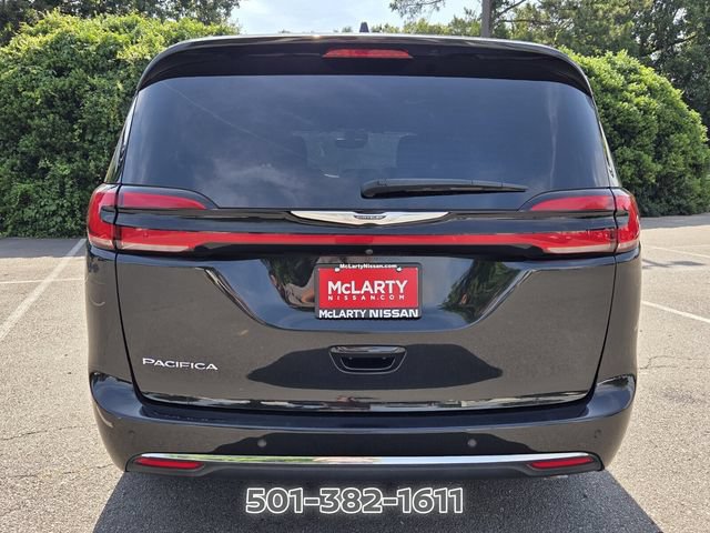 Used 2023 Chrysler Pacifica Touring FWD image 4