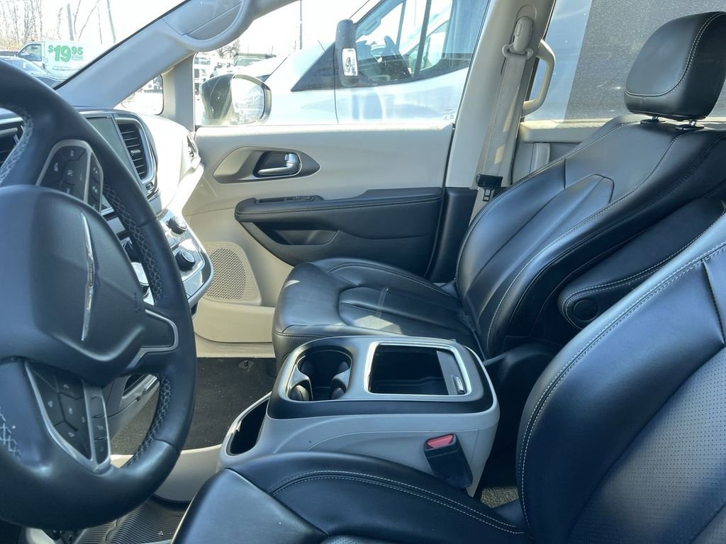 Used 2023 Chrysler Pacifica Touring-L image 3