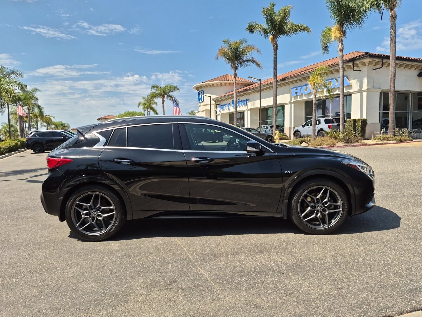 Used 2019 INFINITI QX30 w/ Navigation Package FWD image 6