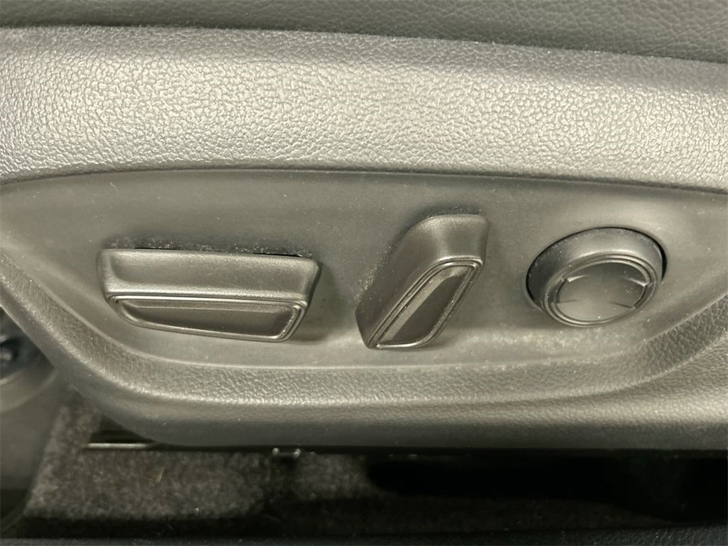 Used 2020 Toyota Camry image 10