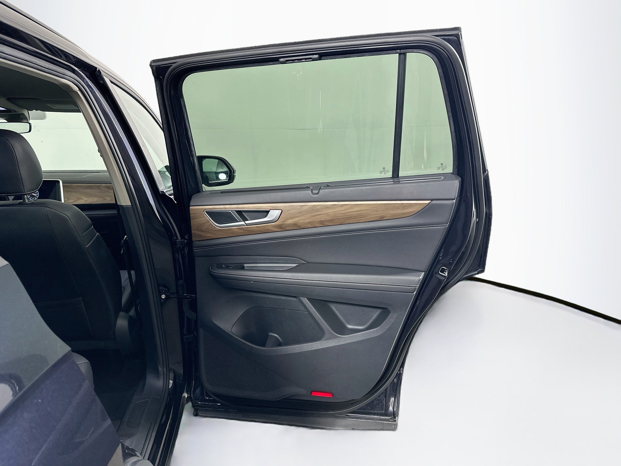 Used 2025 Volkswagen Atlas SE FWD image 31