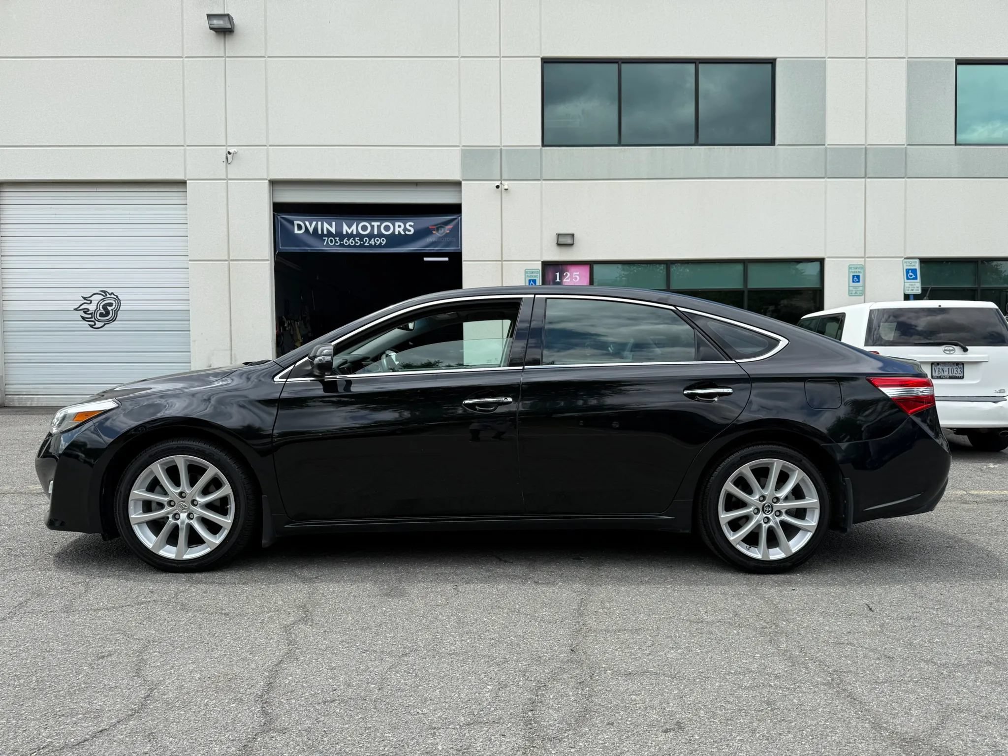 Used 2013 Toyota Avalon XLE Touring FWD image 10