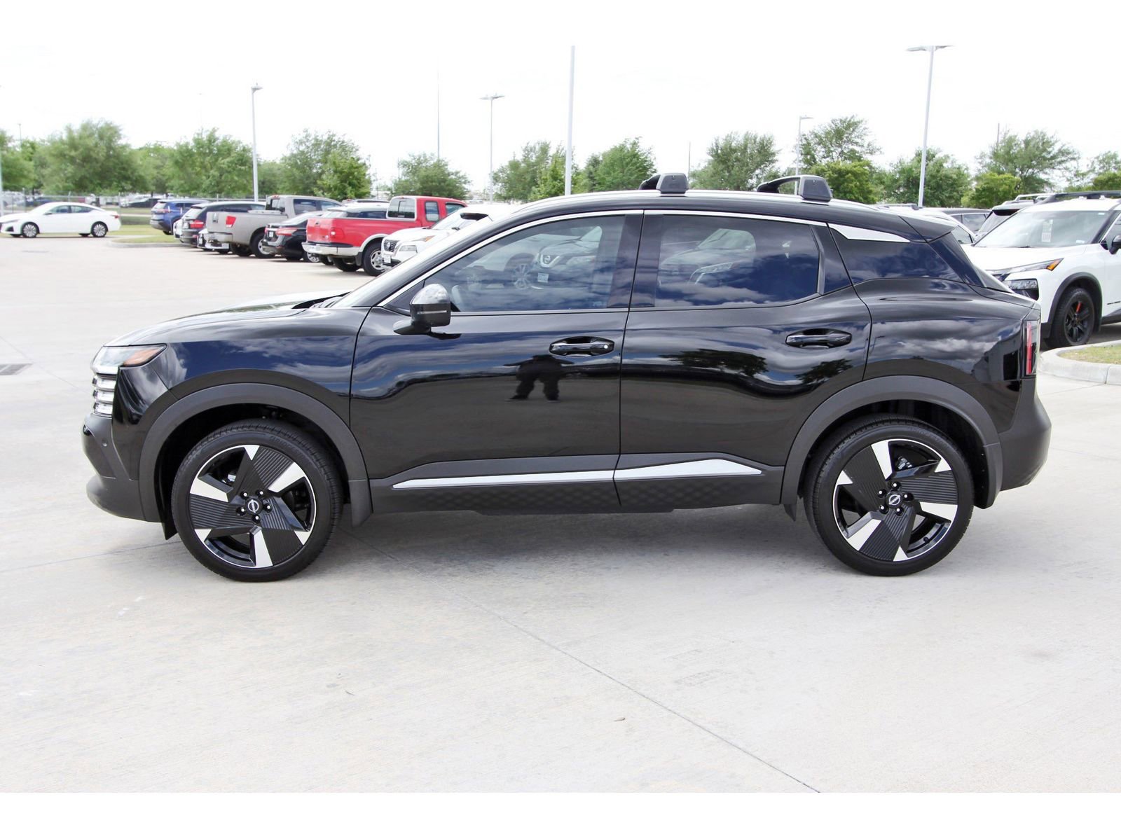 Certified 2025 Nissan Kicks SR FWD image 4