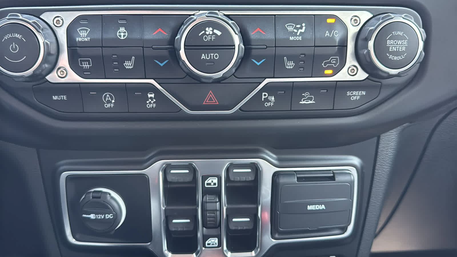 Used 2022 Jeep Wrangler Unlimited Sahara AWD/4WD image 16