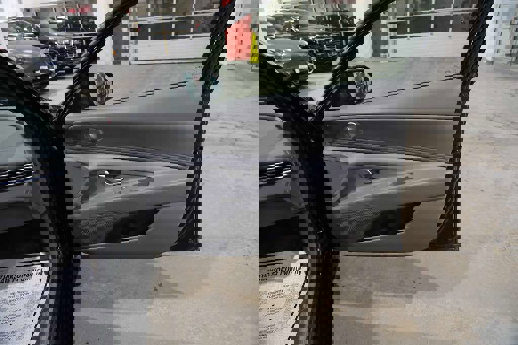 Used 2025 Hyundai Elantra SEL image 32