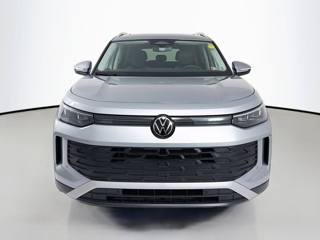 Used 2025 Volkswagen Tiguan SE image 2