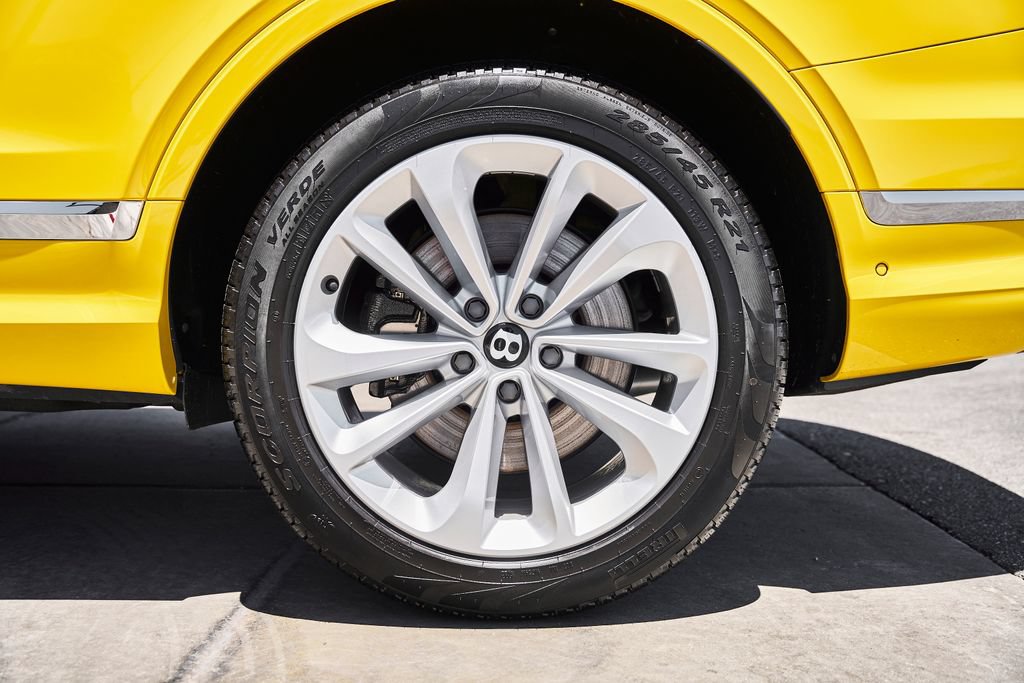 Used 2023 Bentley Bentayga AWD/4WD image 17