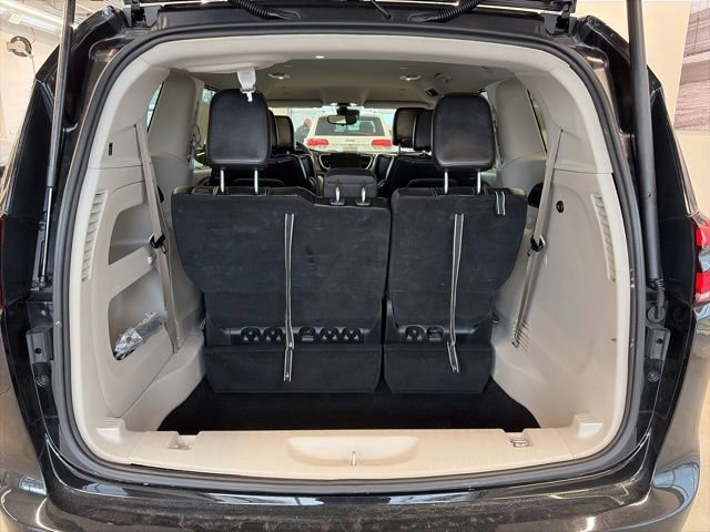 Used 2024 Chrysler Pacifica Touring-L image 9