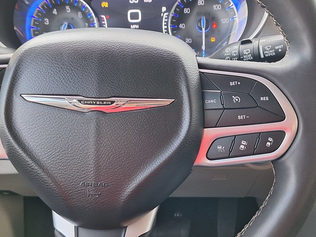 Used 2022 Chrysler Pacifica Touring-L FWD image 17