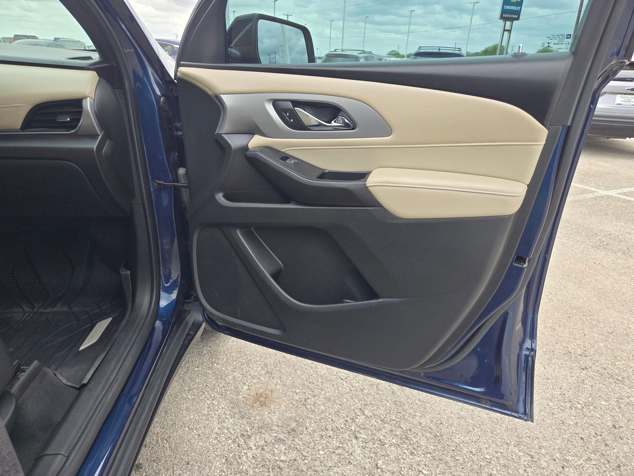 Used 2022 Chevrolet Traverse LS image 28