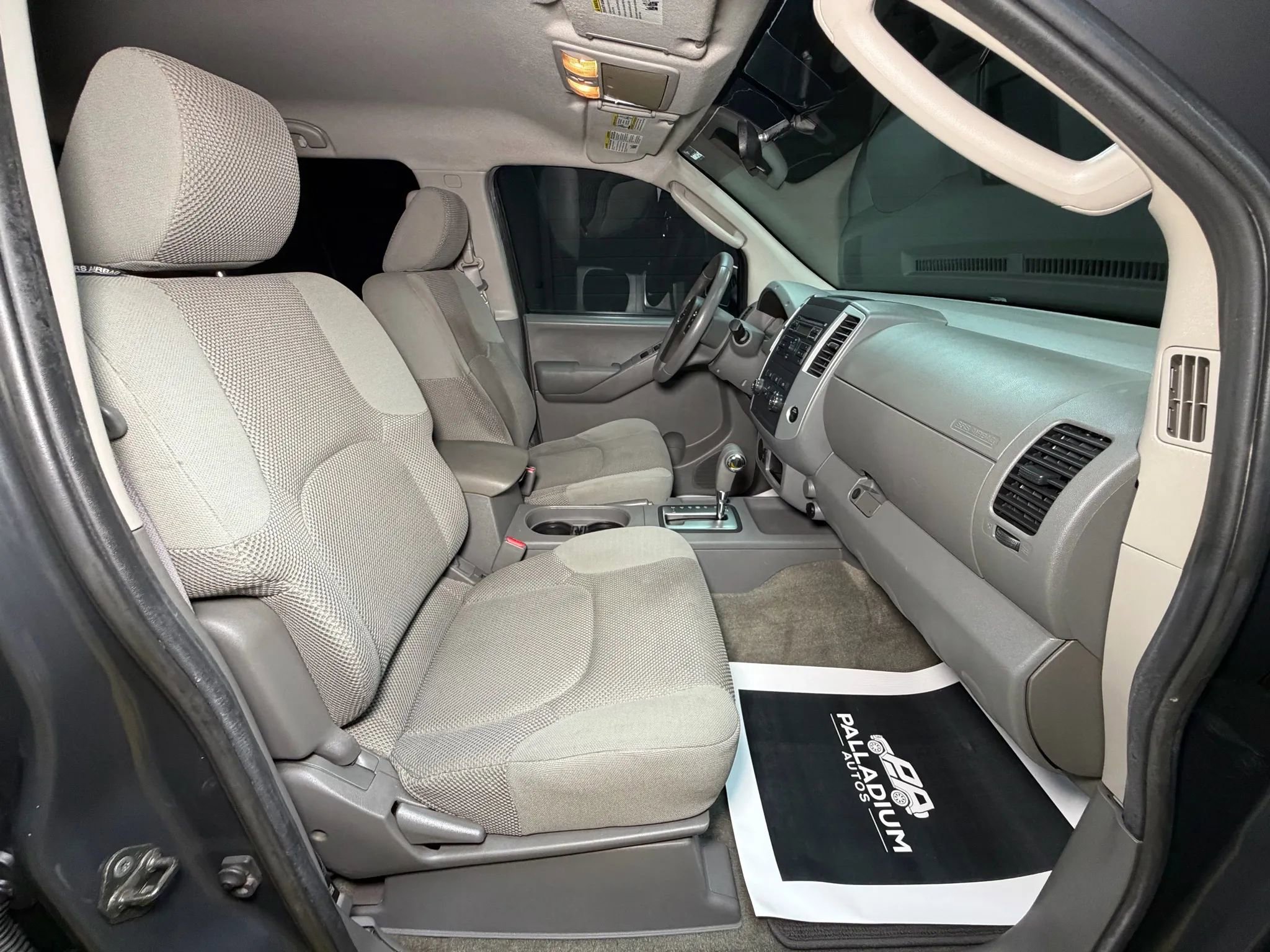 Used 2010 Nissan Frontier SE image 41