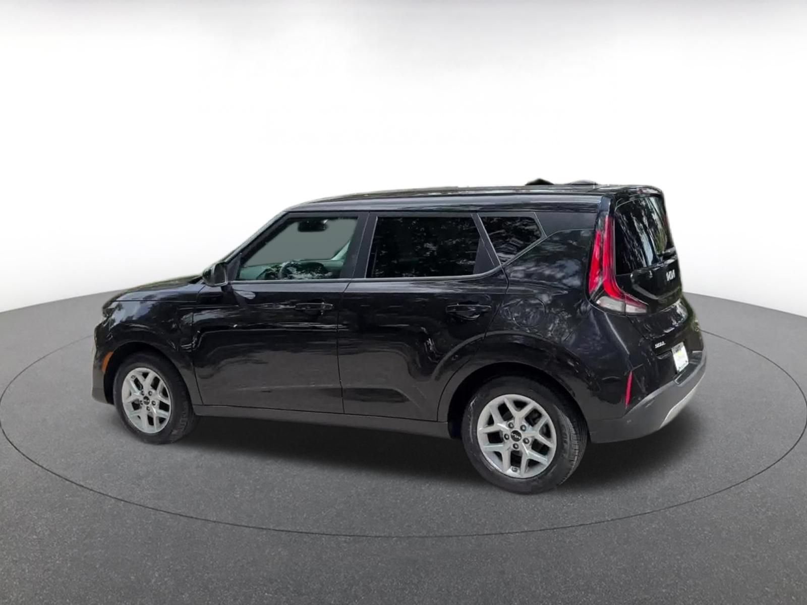 Used 2025 Kia Soul LX w/ LX Technology Package FWD image 9