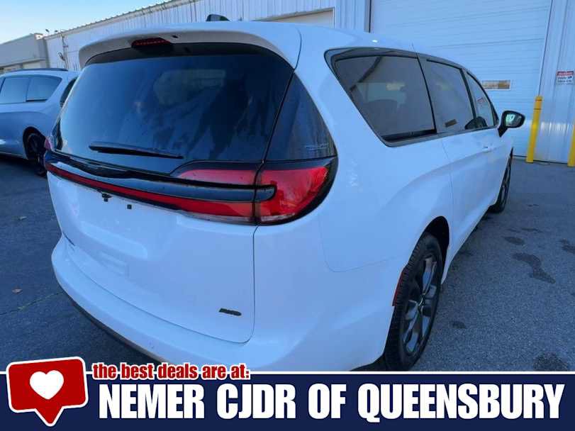 New 2026 Chrysler Pacifica Select AWD/4WD image 8