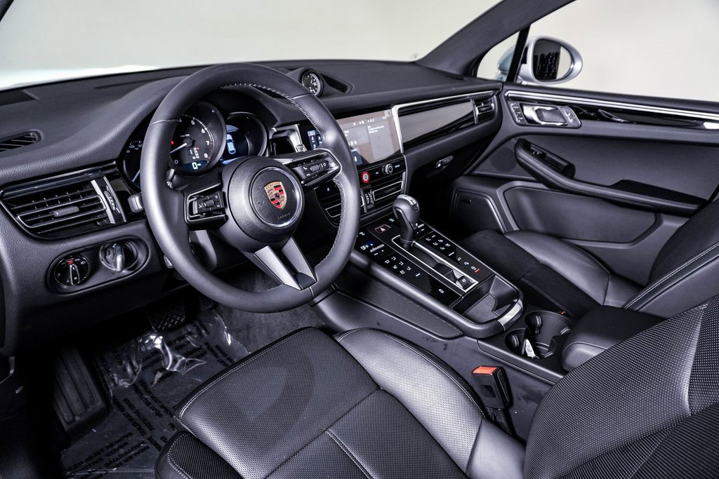 Certified 2025 Porsche Macan image 4