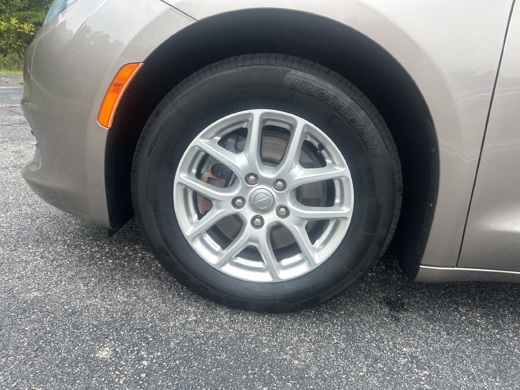 Used 2017 Chrysler Pacifica LX FWD image 24