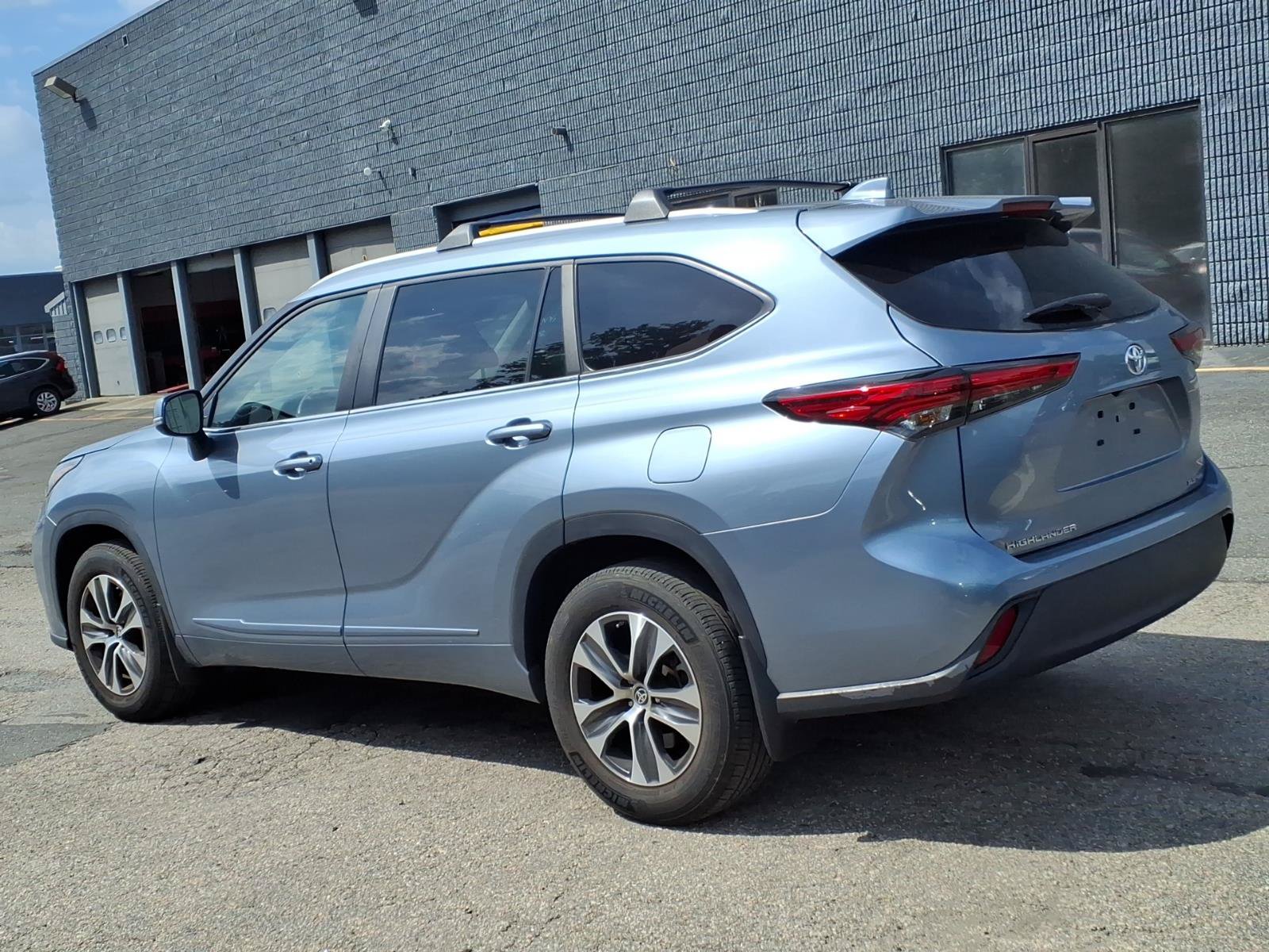 Used 2023 Toyota Highlander XLE AWD/4WD image 4