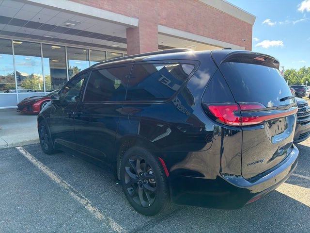 Used 2025 Chrysler Pacifica Limited FWD image 2