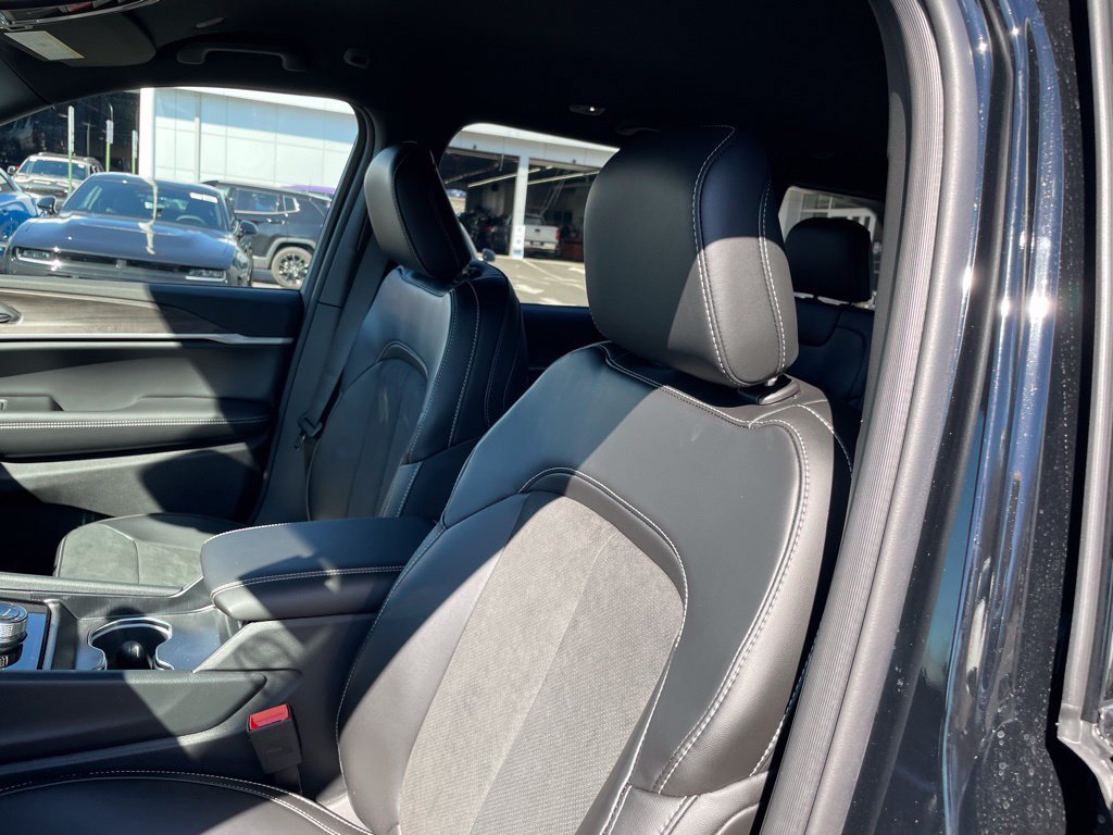 New 2026 Jeep Grand Cherokee Altitude AWD/4WD image 10