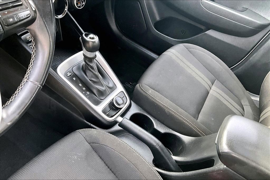 Used 2025 Hyundai Venue SEL image 14