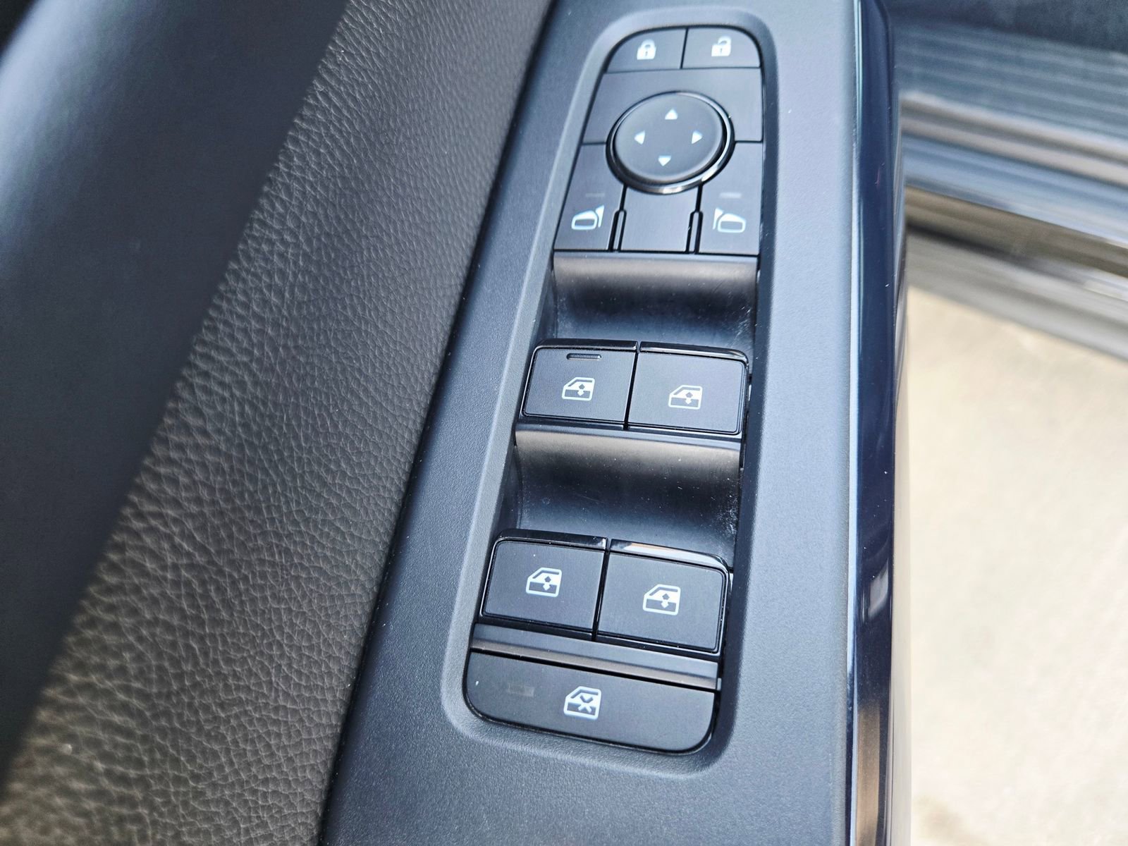 Used 2025 Nissan Pathfinder S image 29