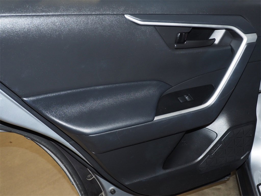 Used 2021 Toyota RAV4 LE image 10