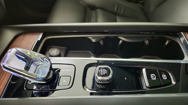 Used 2023 Volvo XC60 B5 Ultimate FWD image 17