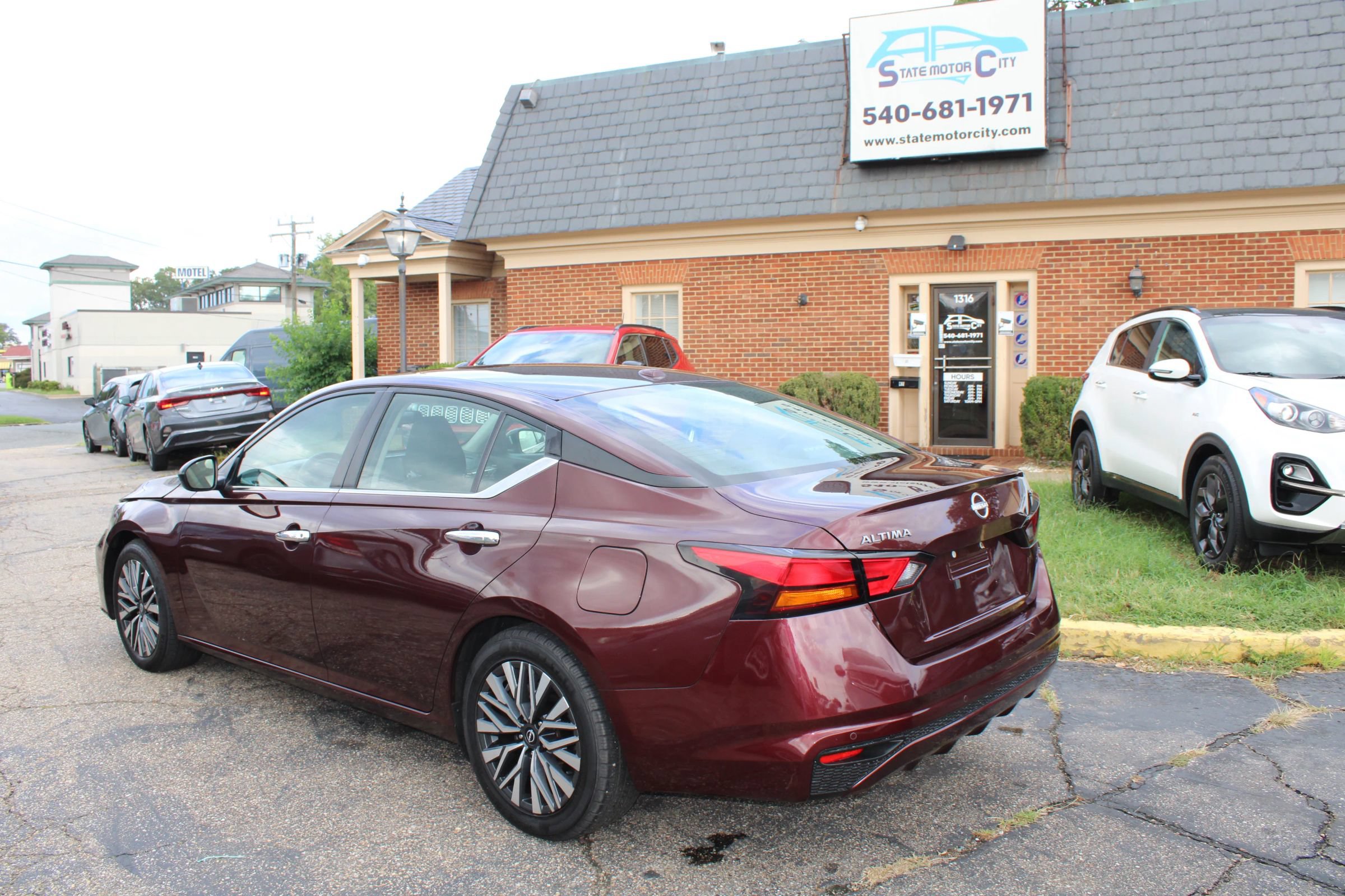 Used 2024 Nissan Altima 2.5 SV FWD image 3