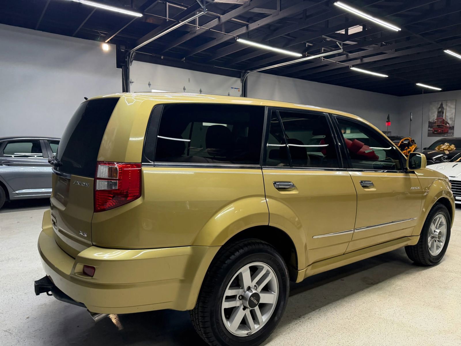 Used 2002 Isuzu Axiom XS RWD image 12