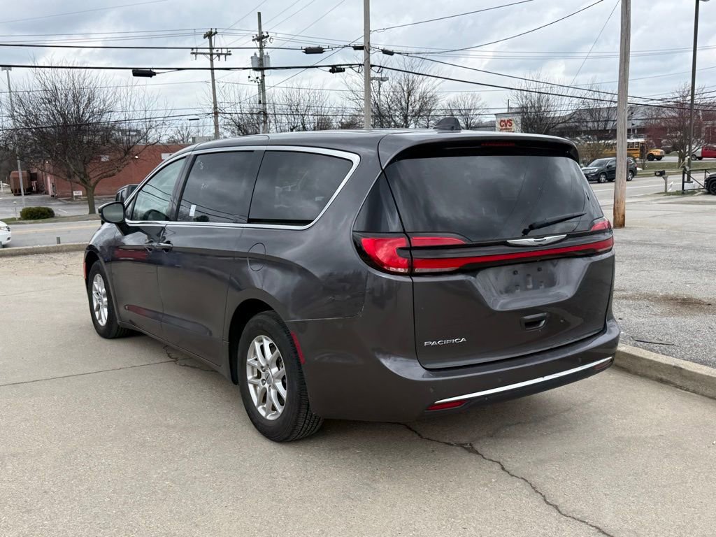 Used 2023 Chrysler Pacifica Touring-L image 8