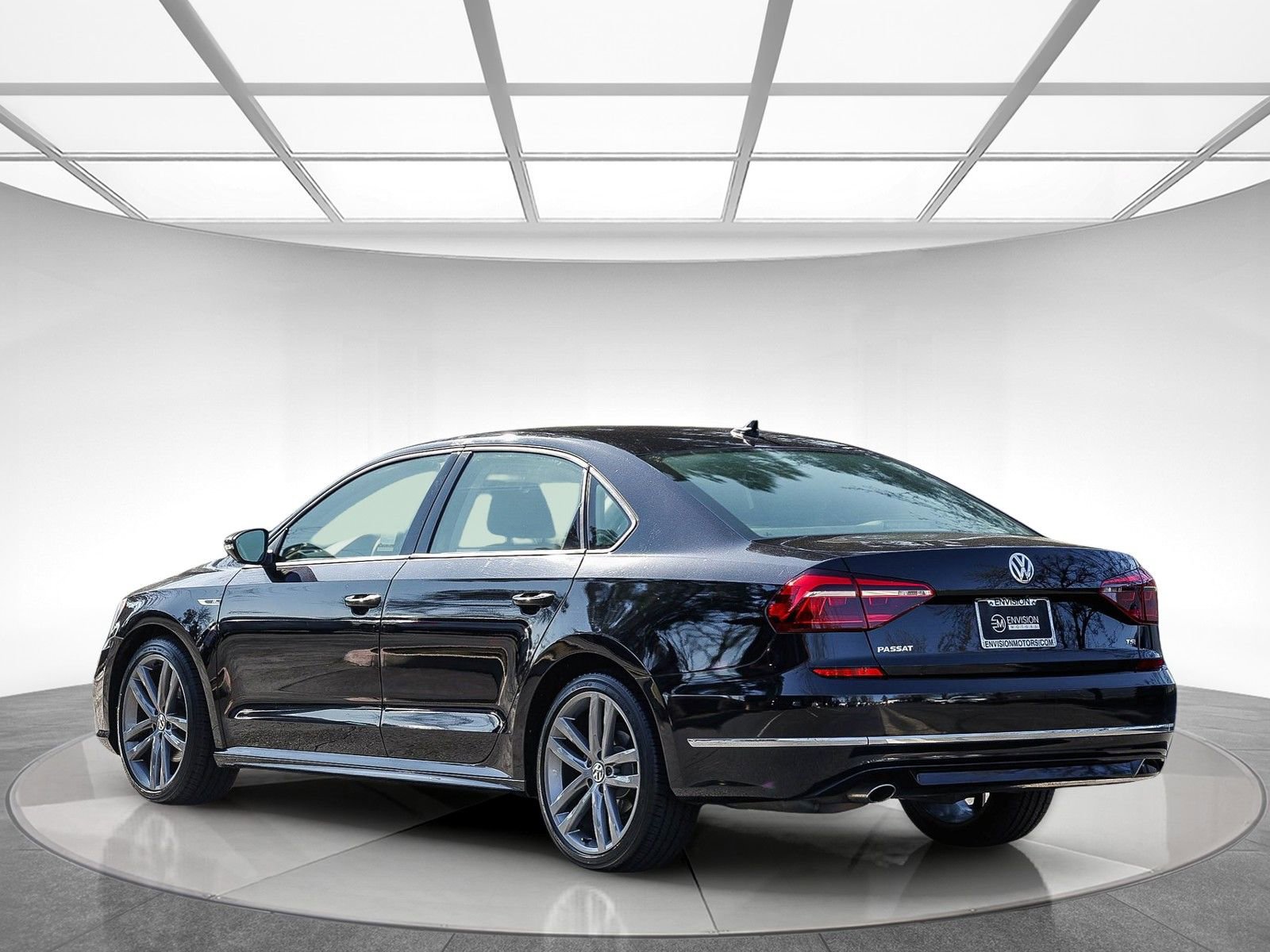 Used 2018 Volkswagen Passat 2.0T R-Line image 2