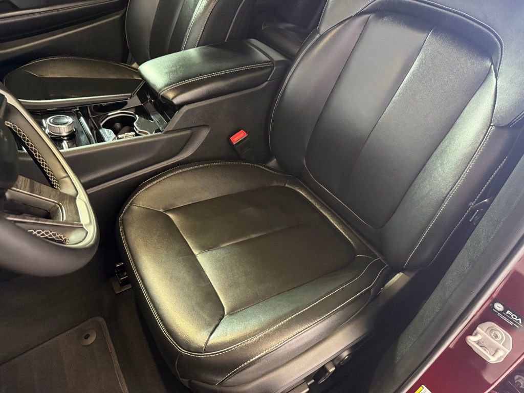 Used 2023 Jeep Grand Cherokee Limited w/ Black Appearance Package image 12