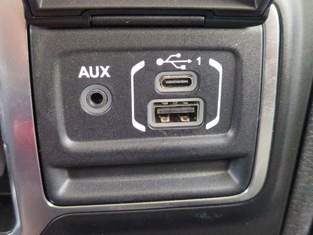 Used 2025 Jeep Wrangler Unlimited Sahara AWD/4WD image 23