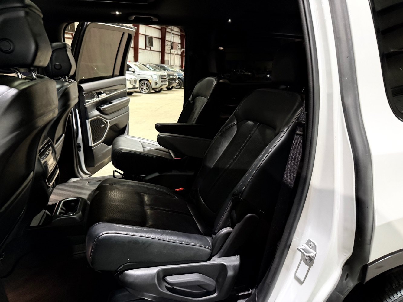 Used 2022 Jeep Wagoneer Series III w/ Premium Group I AWD/4WD image 18