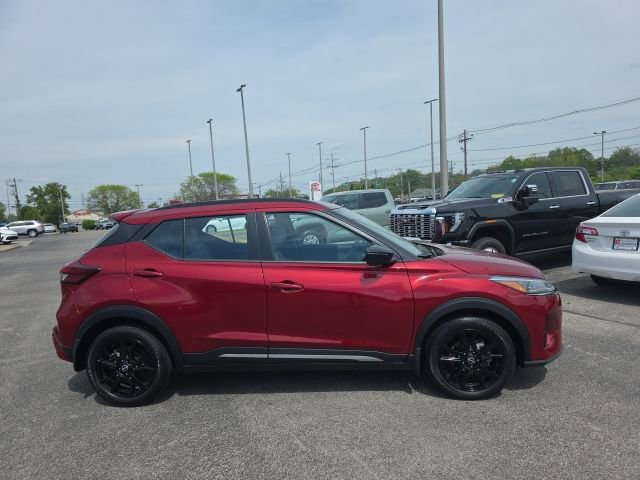 Used 2023 Nissan Kicks SR w/ SR Premium Package FWD image 3