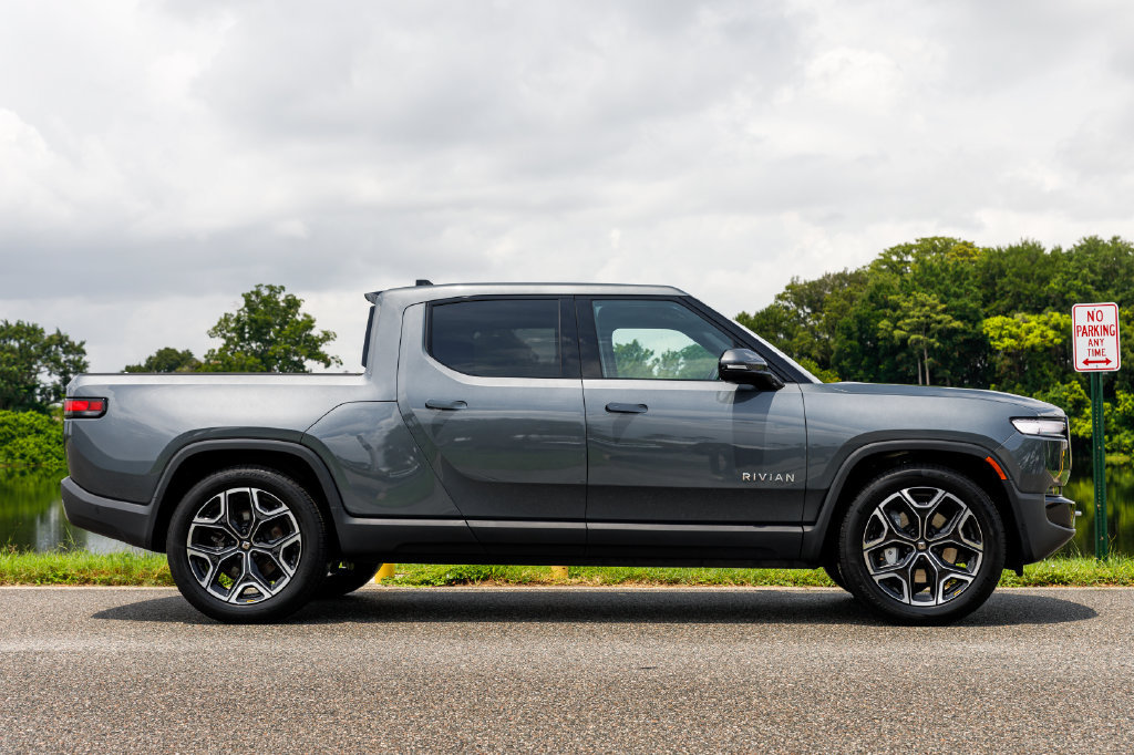 Used 2025 Rivian R1T Adventure Dual AWD/4WD image 2