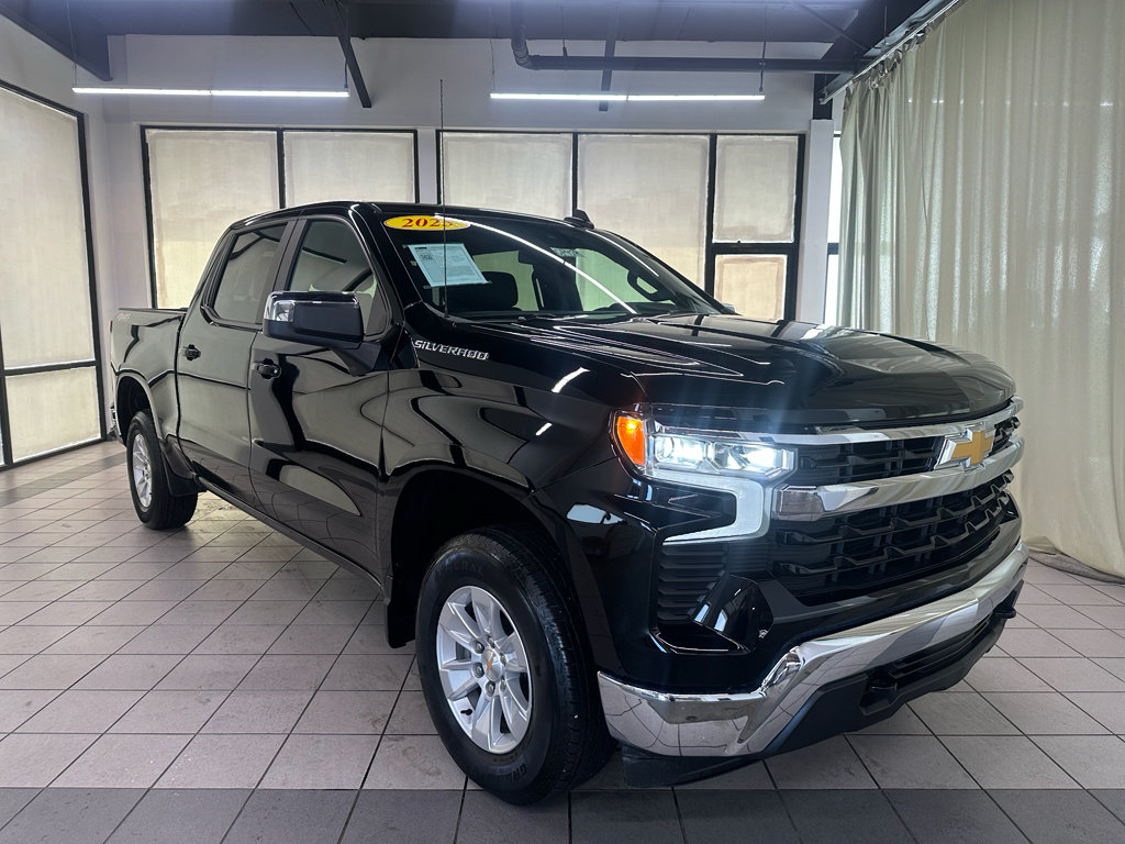 Used 2025 Chevrolet Silverado 1500 LT AWD/4WD image 2