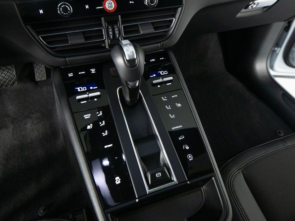 Certified 2025 Porsche Macan image 26