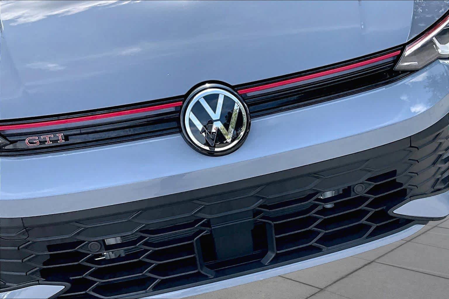 Used 2025 Volkswagen GTI SE FWD image 30